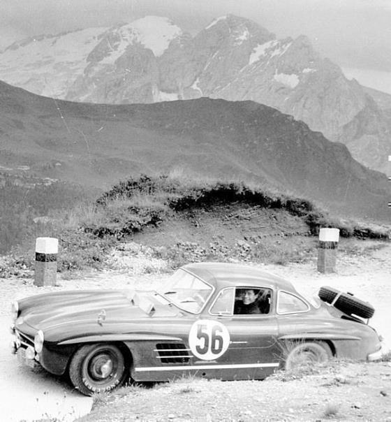 Rallye Lüttich – Rom – Lüttich 1955: Olivier Gendebien siegt auf einem Mercedes-Benz 300 SL (Baureihe W 198 I, 1954 bis 1957).